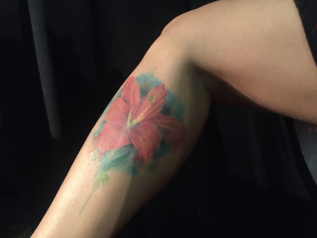 tatuaż lilia na nodze