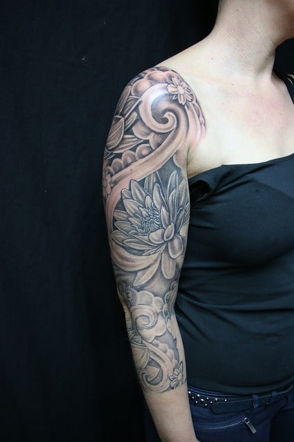 tatuaż lilia na ręce